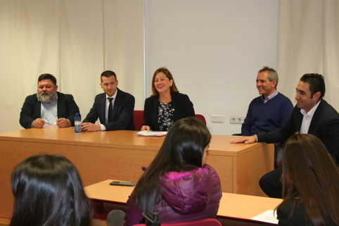 Apoyo embajadora Costa Rica a estudiantes