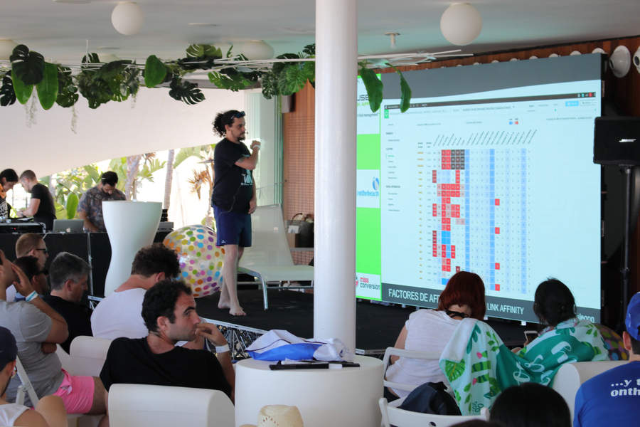 Alberto Talegón durante su ponencia Factores de Affinidad del SEOnthebeach 2018