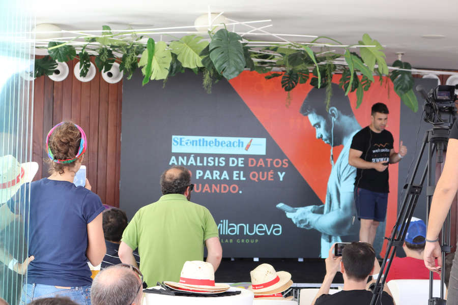 Luis M. Villanueva en su ponencia Estructura, logs y enlazado interno del SEOnthebeach 2018 Luis M. Villanueva en su ponencia Estructura, logs y enlazado interno del SEOnthebeach 2018