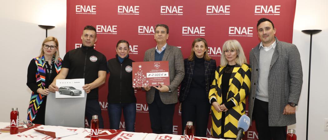 Organizadores de la campaña Árbol Solidaria, colaboradores y beneficiarios