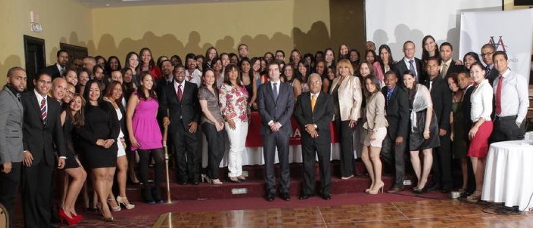 Entrega de Diplomas en Santo Domingo de la primera graduación de estudiantes becados del MESCyT