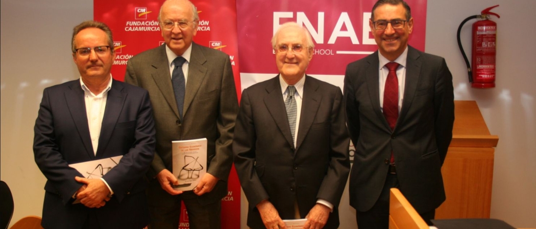 Enrique Egea presentó su libro “Entorno Económico de los negocios” a los empresarios de la Región