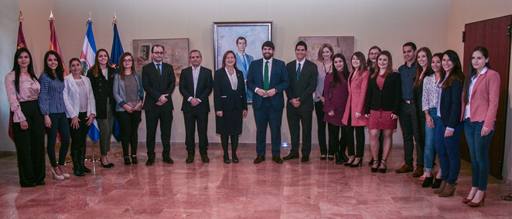 Recepción de Fernando López Miras a los alumnos costarricenses de ENAE junto a su Embajadora, Doris Osterlof.