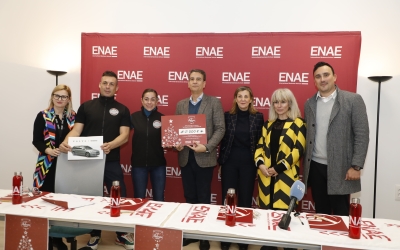Organizadores de la campaña Árbol Solidaria, colaboradores y beneficiarios
