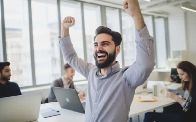 Empresario muy feliz por conseguir clientes